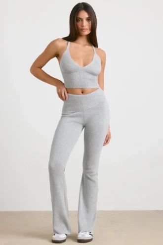 Pantalones acampanados con vuelta de punto grueso en gris jaspeado