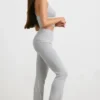 Pantalones acampanados con vuelta de punto grueso en gris jaspeado