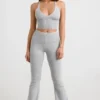 Pantalones acampanados con vuelta de punto grueso en gris jaspeado