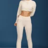 Pantalones acampanados con vuelta y punto trenzado en color crema