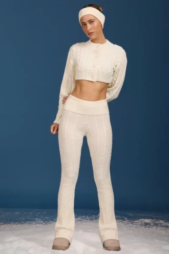 Pantalones acampanados con vuelta y punto trenzado en color crema