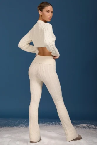 Pantalones acampanados con vuelta y punto trenzado en color crema