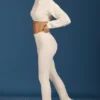 Pantalones acampanados con vuelta y punto trenzado en color crema