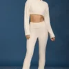 Pantalones acampanados con vuelta y punto trenzado en color crema