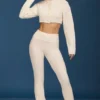 Pantalones acampanados con vuelta y punto trenzado en color crema