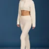 Pantalones acampanados con vuelta y punto trenzado en color crema