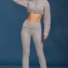 Pantalones acampanados con vuelta y punto trenzado en gris jaspeado