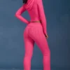 Pantalones acampanados con vuelta y punto trenzado en rosa intenso