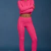 Pantalones acampanados con vuelta y punto trenzado en rosa intenso
