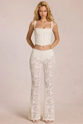 Pantalones acampanados de encaje transparente de talle medio Calista en color marfil
