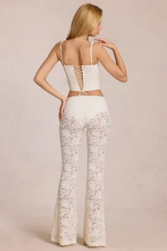 Pantalones acampanados de encaje transparente de talle medio Calista en color marfil