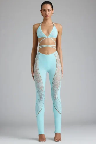 Pantalones acampanados de talle medio con adornos Stevie en azul hielo