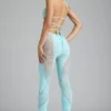 Pantalones acampanados de talle medio con adornos Stevie en azul hielo