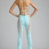 Pantalones acampanados de talle medio con adornos Stevie en azul hielo
