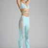 Pantalones acampanados de talle medio con adornos Stevie en azul hielo