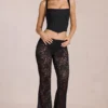 Pantalones acampanados de talle medio de encaje transparente Calista en negro