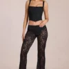 Pantalones acampanados de talle medio de encaje transparente Calista en negro