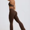 Pantalones acampanados fruncidos de jersey cepillado en color Pecan Marl