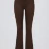 Pantalones acampanados fruncidos de jersey cepillado en color Pecan Marl