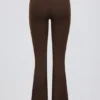 Pantalones acampanados fruncidos de jersey cepillado en color Pecan Marl