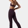 Pantalones acampanados fruncidos Soft Active en color ciruela