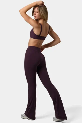 Pantalones acampanados fruncidos Soft Active en color ciruela