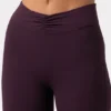 Pantalones acampanados fruncidos Soft Active en color ciruela
