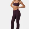 Pantalones acampanados fruncidos Soft Active en color ciruela