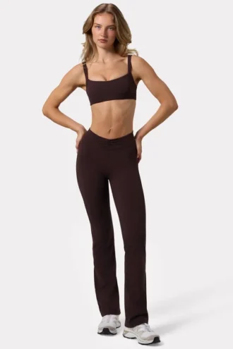 Pantalones acampanados fruncidos Soft Active en color espresso