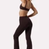 Pantalones acampanados fruncidos Soft Active en color espresso