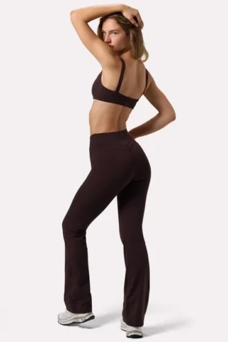 Pantalones acampanados fruncidos Soft Active en color espresso