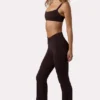 Pantalones acampanados fruncidos Soft Active en color espresso