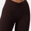 Pantalones acampanados fruncidos Soft Active en color espresso