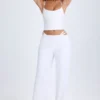 Pantalones anchos con aberturas y cinturón Zaria en blanco