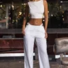 Pantalones anchos con aberturas y cinturón Zaria en blanco