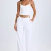 Pantalones anchos con aberturas y cinturón Zaria en blanco