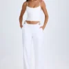 Pantalones anchos con aberturas y cinturón Zaria en blanco