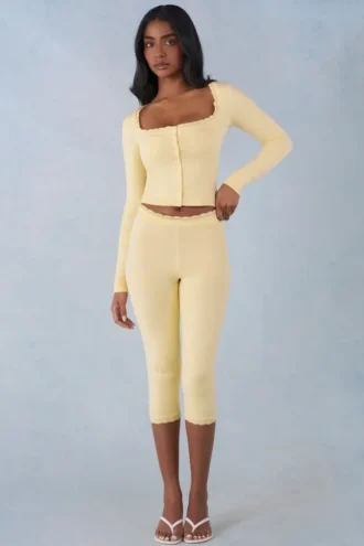 Pantalones capri de punto Selene de talle medio en amarillo mantequilla