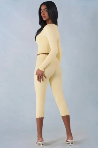 Pantalones capri de punto Selene de talle medio en amarillo mantequilla
