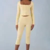 Pantalones capri de punto Selene de talle medio en amarillo mantequilla