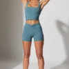 Pantalones Cortos con cintura retorcida y bolsillos en azul piedra