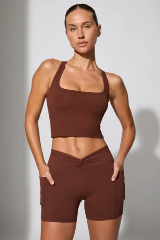 Pantalones Cortos con cintura retorcida y bolsillos en marrón
