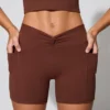 Pantalones Cortos con cintura retorcida y bolsillos en marrón