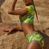 Pantalones cortos de ropa de baño Delos Booty con estampado verde