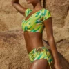 Pantalones cortos de ropa de baño Delos Booty con estampado verde