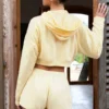 Pantalones Cortos de talle medio con detalle de botones en color limón