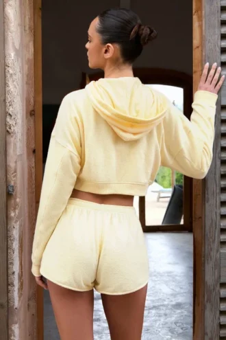 Pantalones Cortos de talle medio con detalle de botones en color limón
