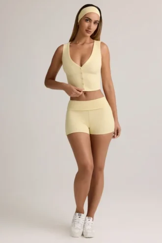 Pantalones Cortos Lisha de modal acanalado, de talle medio y vuelta, en amarillo crema