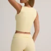 Pantalones Cortos Lisha de modal acanalado, de talle medio y vuelta, en amarillo crema