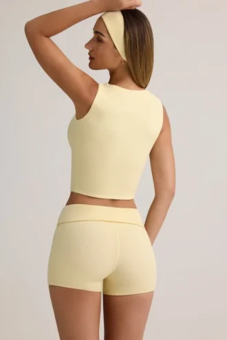 Pantalones Cortos Lisha de modal acanalado, de talle medio y vuelta, en amarillo crema